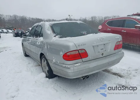 2001 Mercedes-Benz E 320 4M z USA, uszkodzony, nr VIN WDBJF82J51X059267